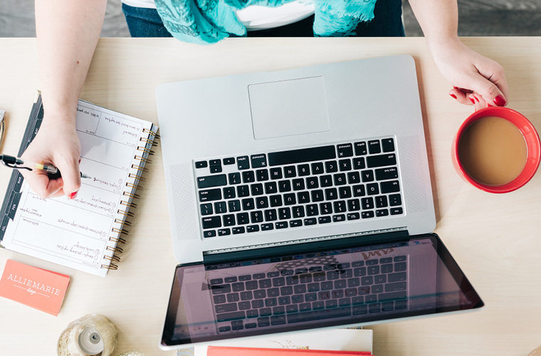 The secret behind this visual brand designer’s success // A interview with creative entrepreneur, Allison Burns, Allie Marie Design, from MichelleHickey.Design